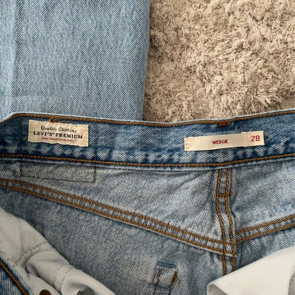Levi Jeans size 28 - Picture 2 of 3